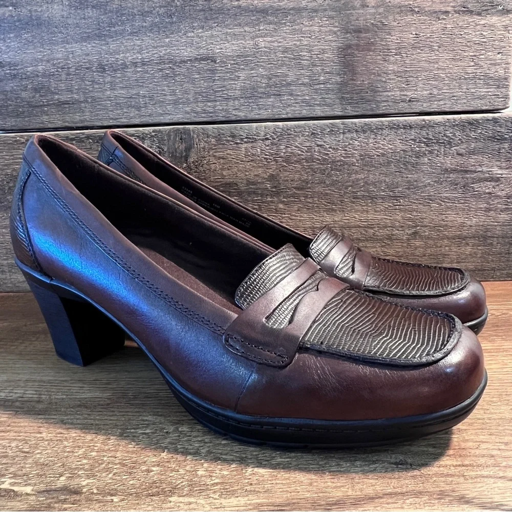 Clarks Bendables Leather Penny Loafer Heels‎ Dark Brown Textured Loafers